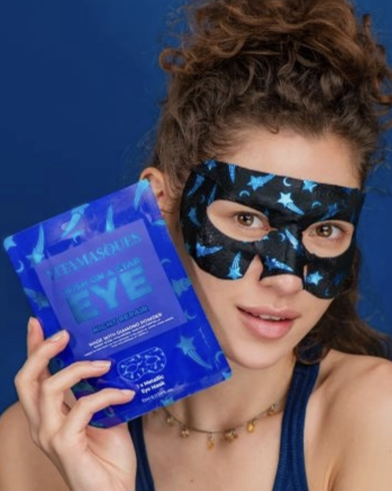 An ultra-relaxing eye mask that is made to repair the delicate eye area and smooth fine lines, infused with diamond powder, amino acids, hyaluronic acid and centella. This vegan-friendly and cruelty-free goggle eye mask is an easy to use 15-minute boost for a relaxing nightly routine.