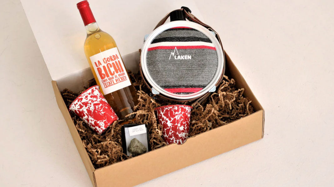 A gift box with wine, two cups, a canteen and a geode