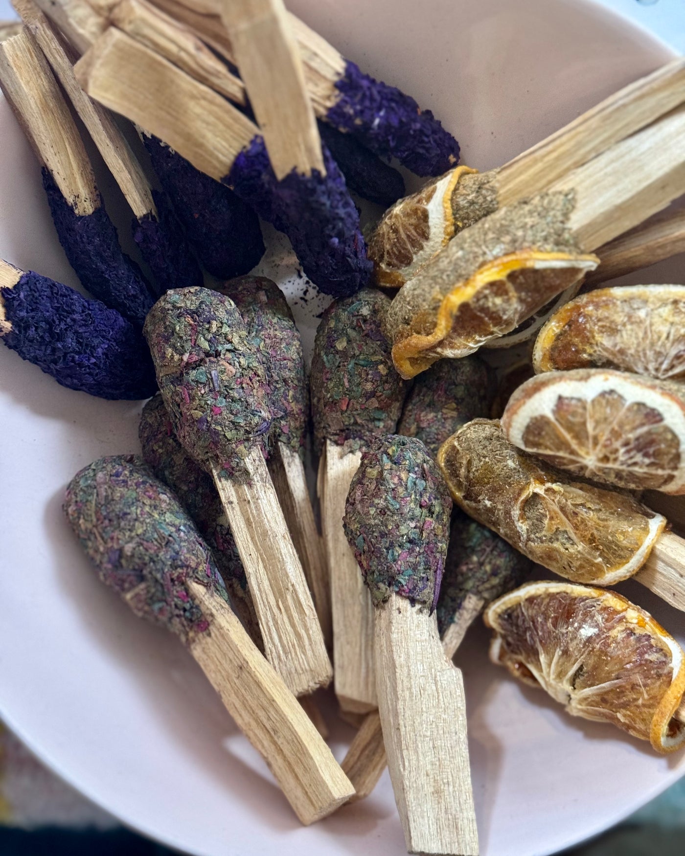 'Palo Santo Pops' are an innovative and convenient form of Palo Santo incense. Made from the sacred wood of the Palo Santo tree, these pops offer a unique and enchanting way to experience the therapeutic benefits of Palo Santo.