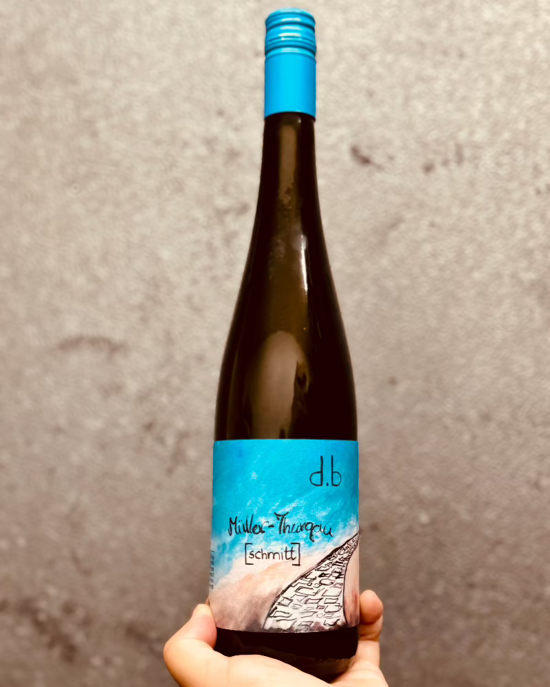 100% Muller Thurgau
Rheinhessen, Germany.

Woman winemaker - Bianka Schmitt.
All natural.
Baby Orange wine.
Exciting, spicy, and a little juicy like gossip.
Fennel + artichoke.
Ginger and lemon zest dusted apples.
Smokey crushed rocks.
Pink peach pulp.
White pepper spice.
Canned pineapple.