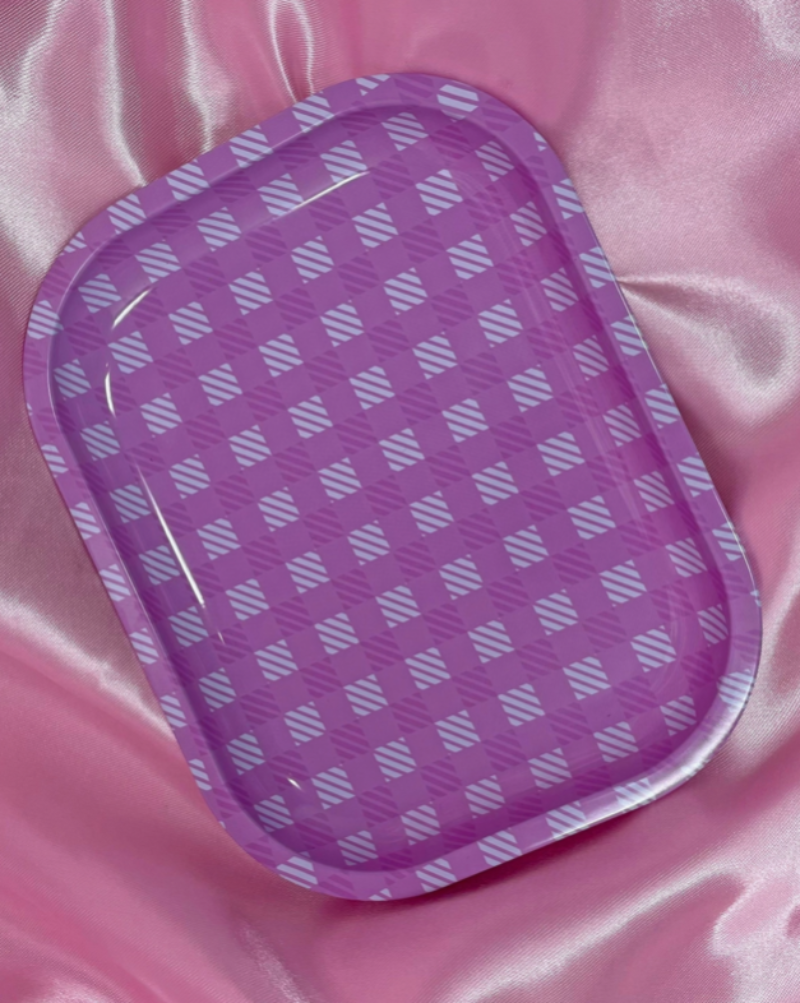 You're gonna love this tray. Covered in pink gingham, this tray is perf for rolling or as a lil trinket tray around your home. Measures 7" x 5.5"