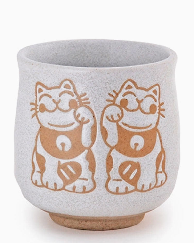 Japanese Maneki Neko Lucky Cat Yunomi Style Cup.

Size: 3" Dia x 3.5"H 10 fl oz Porcelain. Made in Japan.