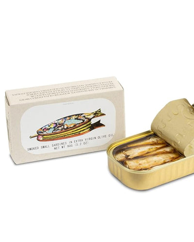 José Gourmet's Smoked Small Sardines, these delectable delights are packed in extra virgin olive oil to preserve their flavor. Each 90g tin contains sardines (sardina pilchardus) (72.2%), extra virgin olive oil (25.7%), natural smoke flavor (1.1%) and salt, making them a year-round staple for seafood lovers.