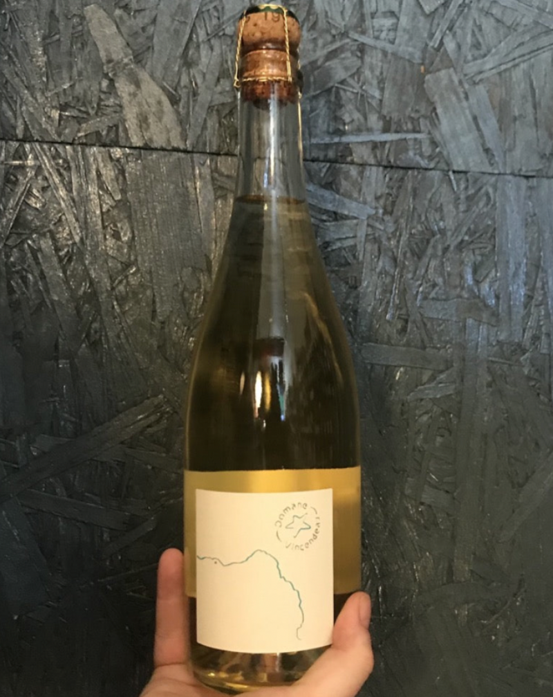 Domäne Vincendeau Loire Gold 100% Chenin Blanc, Loire, France  Woman winemaker - Liv Vincendeau. All natural. Crisp + tasty. Elegant + rich bubbles without a huge price tag. lemon balm, hazelnuts, + licorice. Vanilla almond. Old vines with extra character.