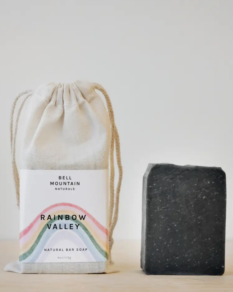 SCENT: PATCHOULI, CEDAR & ORANGE Campfires hazed the landscape crossing dreams with reality Earth and trees mingled. Stories born. Ethereal, radiant, woody-balsamic. This blend of rich patchouli, warm cedar, and uplifting orange impart wisdom and peace, all while in the comfort of your shower.