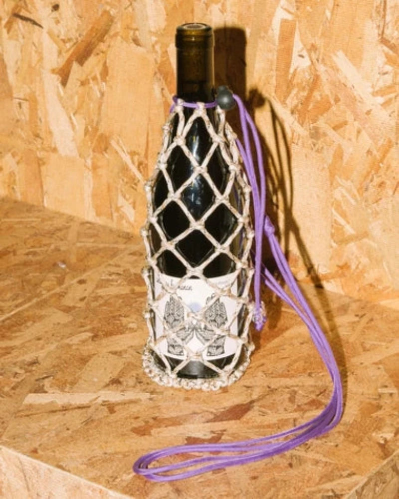 The bottle bag is designed to carry water bottles and wine bottles. Made with durable 550lb paracord, hand-tied and shipped from U.S across the world. 